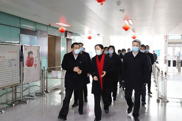 市領(lǐng)導(dǎo)至車(chē)站走訪慰問(wèn)和疫情防控、保供應(yīng)保安全保暢通工作督查