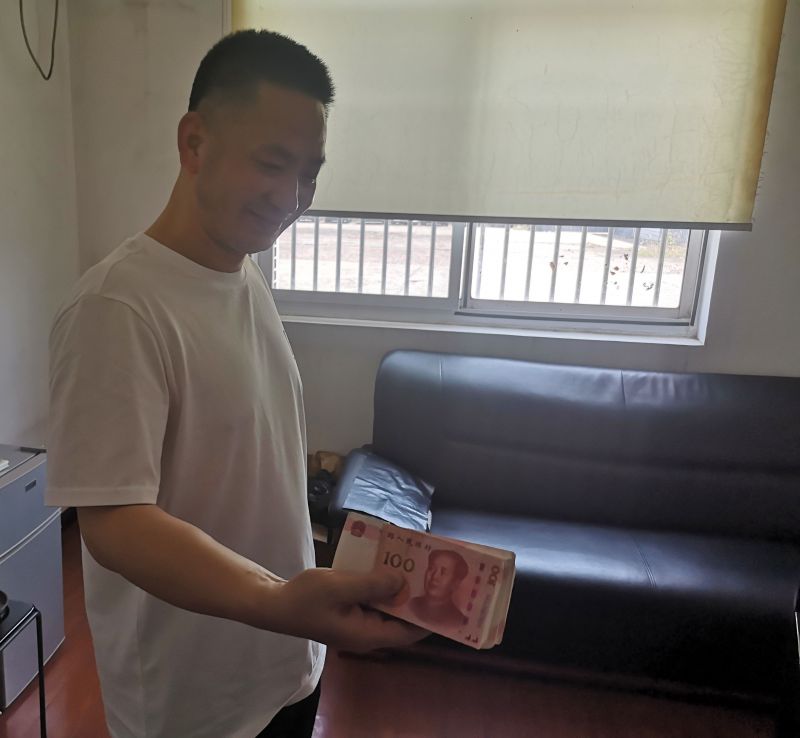 點贊！拾金不昧好的哥 萬元現(xiàn)金物歸原主